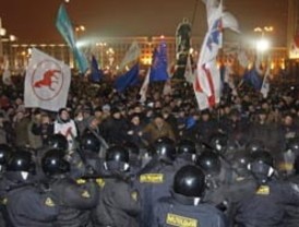 Opositores bielorrusos exigen liberar a los detenidos