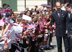 España, "disconforme y molesta" por la visita del príncipe Eduardo a Gibraltar