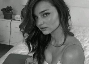 Miranda Kerr no espera a los 'hackers' sube a Twitter una foto suya en ropa interior