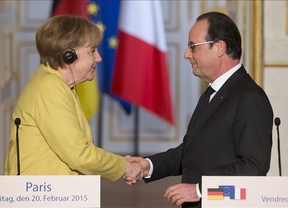 Hollande y Merkel se muestran contrarios a la salida de Grecia del euro