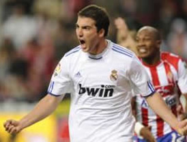 Higuaín mantiene líder al Real Madrid de la Liga Española