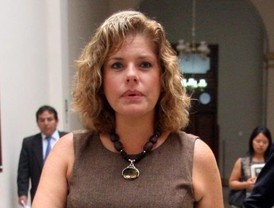 Los servicios siguen sin levantar cabeza y el empleo no remonta