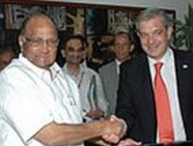 La placa de Franco, tapada con un escudo constitucional