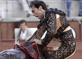 El torero Fernando Cruz, herido muy grave en Las Ventas con dos cornadas