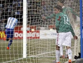 Jude Law se lía a naranjazos con sus 'vecinas-fans'