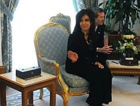 El emir de Qatar recibió a la Presidenta y firmaron acuerdos bilaterales