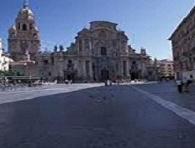 Un total de 150 personas duermen en la plaza Belluga de Murcia para protestar contra los recortes del Gobierno regional