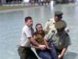 Un deudor se quema a lo bonzo frente al palacio de La Moneda