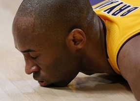 La victoria más amarga: los Lakers ganan a los Warriors, pero pierden a Kobe para el resto de temporada