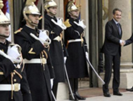 Sarkozy no logra evitar la doble foto, 'con y sin escalón', pero da 'esquinazo' la prensa