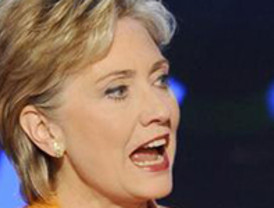 Clinton y su cara o cruz en Libia: 'O democracia o una guerra civil interminable'