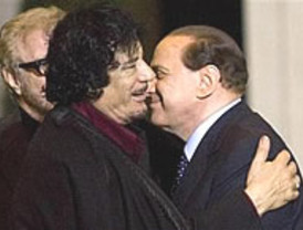 A Berlusconi le da 'pena' Gadafi
