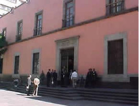 Trabajadores bloquean el acceso a un importante campo petrolero de Ecuador