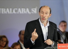 Rubalcaba, convencido de que lo que calla Rajoy lo dice Aguirre, Cospedal o Feijóo