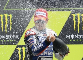 Motociclismo. Triunfando bajo la lluvia: Lorenzo y Espargaró lideran sus mundiales tras el GP de Francia