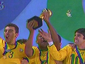 Francino rogando y Cebrián dando