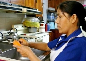El Gobierno intenta sacar a flote los empleos sumergidos de las empleadas del hogar