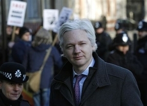 Assange: Ecuador denuncia que Reino Unido amenaza con asaltar su embajada