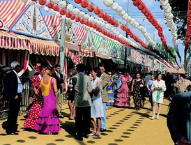Facua asegura que queda 'totalmente claro' en la Ley Antitabaco que no se podrá fumar en las casetas de la Feria de Abril de Sevilla