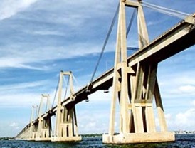 Una muerta, 4 heridos graves y 25 leves en el vuelco de un autobús en Carmona