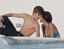 Justin Bieber y Selena Gomez, romántico paseo de la mano por la playa