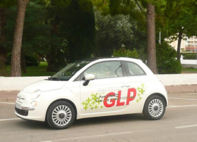 Coche impulsado por gas natural