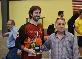 Mario Aguado, el capitán recogiendo la medalla por el ascenso