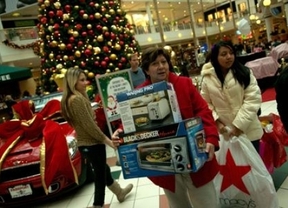 Cada español gastará una media de 209 euros en regalos navideños, 11 euros menos que en 2013