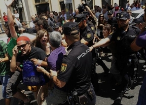 Admitida una querella por no ir identificados los policías