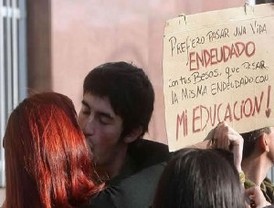 A besos continúa protesta de los estudiantes