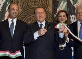Berlusconi cumple sus amenazas y hace tambalearse al Gobierno italiano