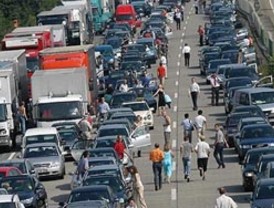 Vecinos de Cueto piden la dimisión del consejero de Sanidad Luis María Truan por el cierre del consultorio del pueblo