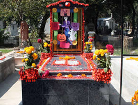 Montan altar en memoria de Alí Chumacero en Tepic