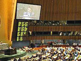 La oposición de derecha interviene en la política exterior