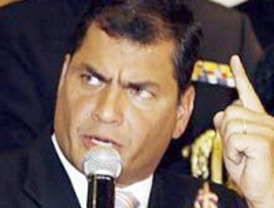 Correa demanda a dos periodistas