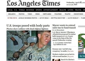 'Los Angeles Times' publica fotos de soldados de EEUU posando con cadáveres de insurgentes afganos