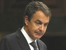 El PP sigue arrasando a Zapatero en intención de voto, ya con 8 puntos, pero Rajoy no despega
