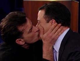 Charlie Sheen de nuevo en polémica por besar a presentador