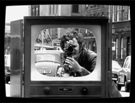 El MACBA s'omple d'art i televisió amb 'experiments' de Warhol, Berger, Serra i Debord