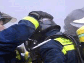 Tres personas, una de ellas policía local de Lorca, sufren intoxicación en un incendio