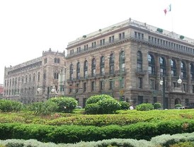 La pegada de Messi y Henry golean a un flojo Levante (1-4)