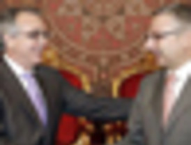 Un grupo de encapuchados quema un autobús y cinco coches