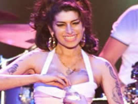 Amy Winehouse se cae en show tras intentar baile sensual