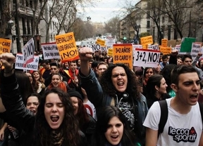 Las manifestaciones contra la reforma de grados universitarios acaba con peleas estudiantiles