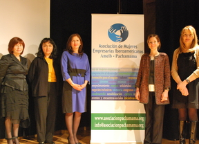 De izquierda a derecha Dn?a Gema Sanz diputada de la Asamblea de Madrid Laura Ruiz de Galarreta directora general de la Mujer de la Comunidad de Madrid Ivette Barreto presidenta de AMEIB y dos beneficiarias de la asociación.