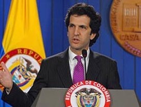 A pesar de la recomendación, Trinidad Jiménez repartió besos entre las autoridades