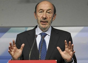 Rubalcaba cree que Rajoy 'quiere engañar' a los españoles con los 450 euros