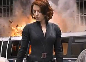 Scarlett Johansson luce cueros en 'Los Vengadores'