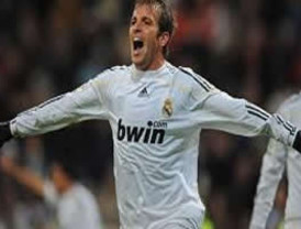 Tottenham derrota al Aston Villa gracias a Van der Vaart