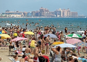 España logra nuevo récord de turistas internacionales con 45,3 millones hasta agosto